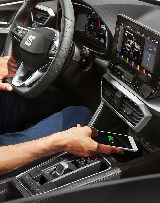 man charging his smartphone with the seat leon wireless charger