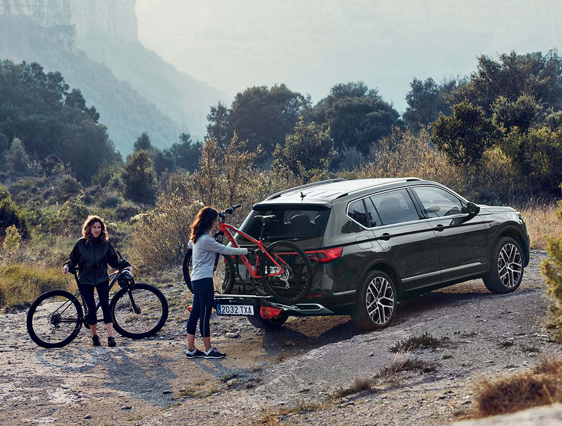 The SEAT Tarraco XPERIENCE with bike rack at rear  