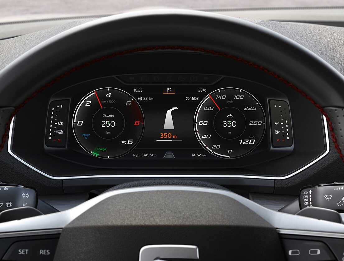 The SEAT Tarraco dashboard and steering wheel