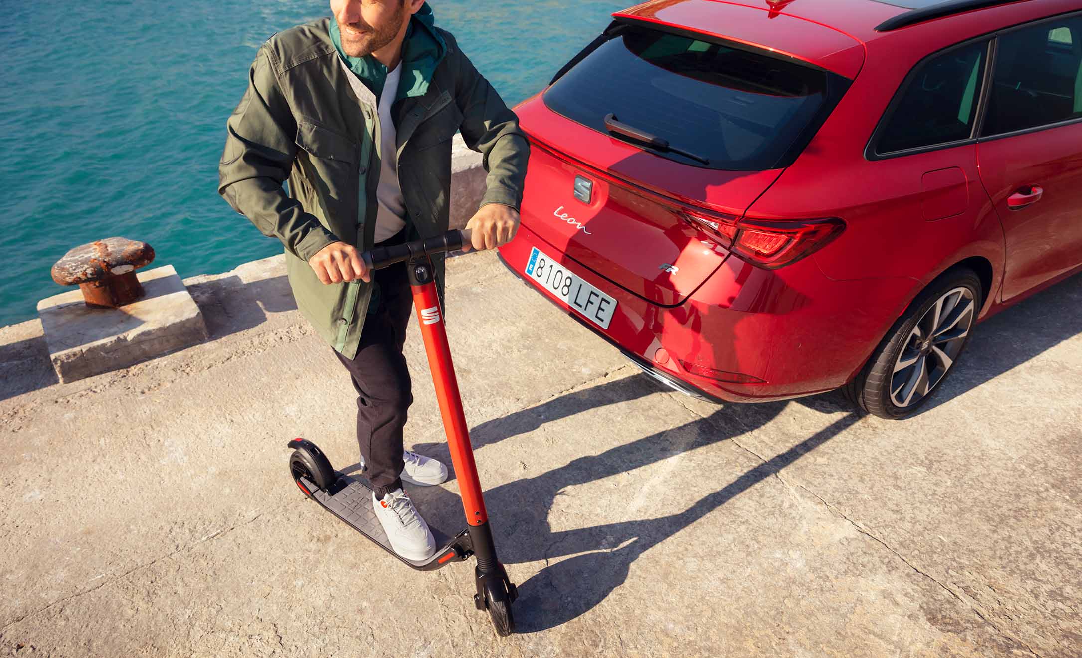 seat-exs-seat-mo-urban-mobility-solution-powered-by-Segway-Man-walking-next-to-seat-leon-sportstourer