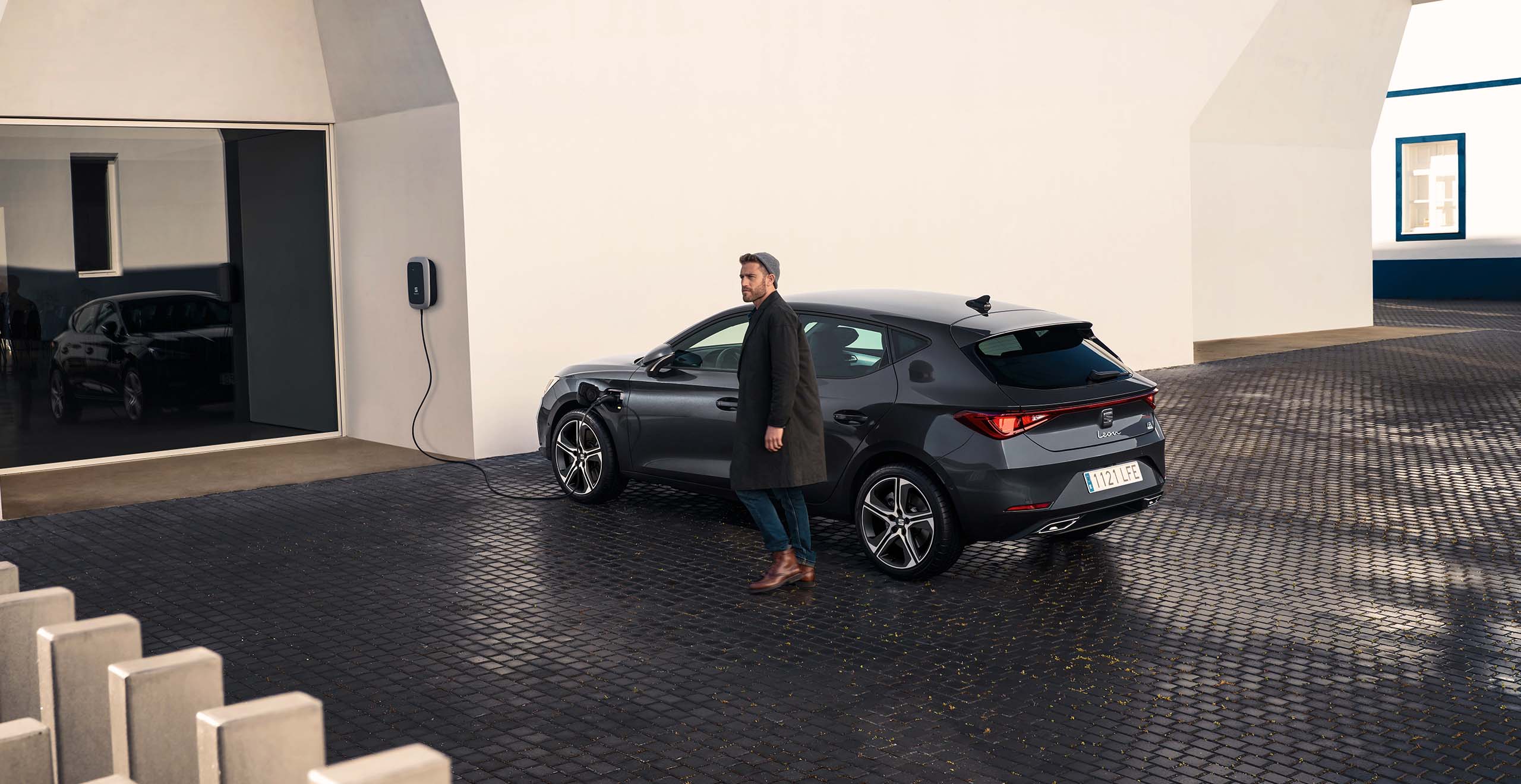 seat leon e-hybrid on charging SEAT Charger with man