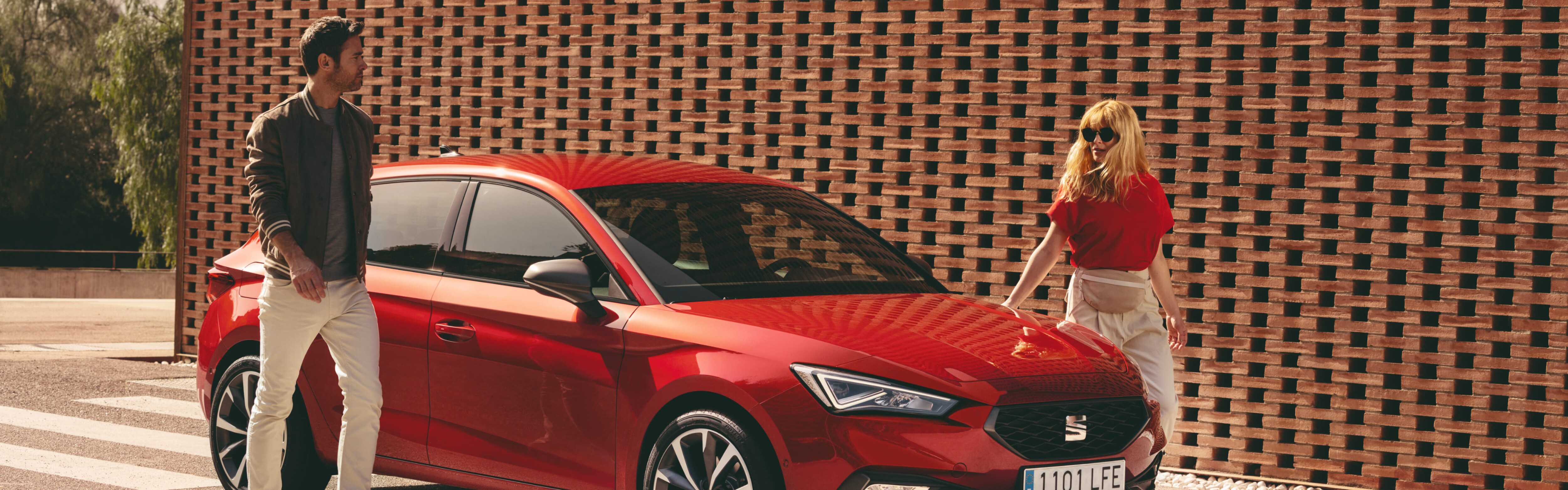 seat-for-business-leon-sports-car-front-view-desire-red