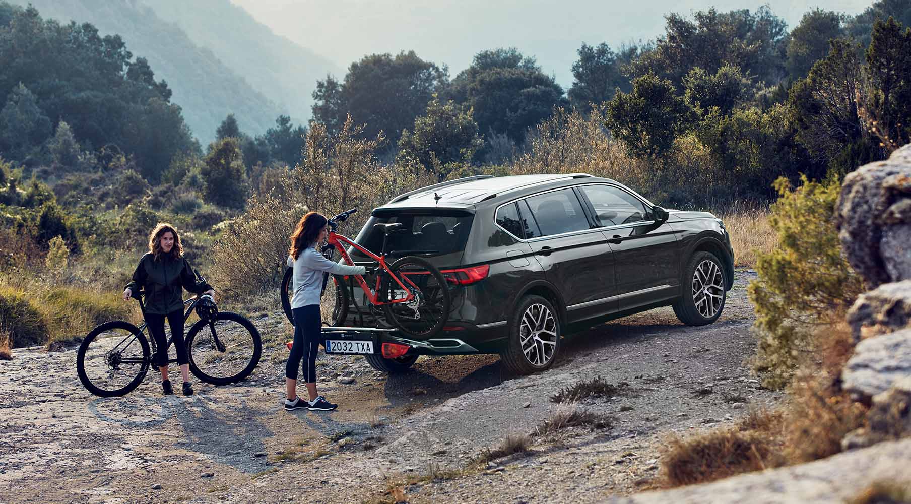 The SEAT Tarraco XPERIENCE with bike rack at rear