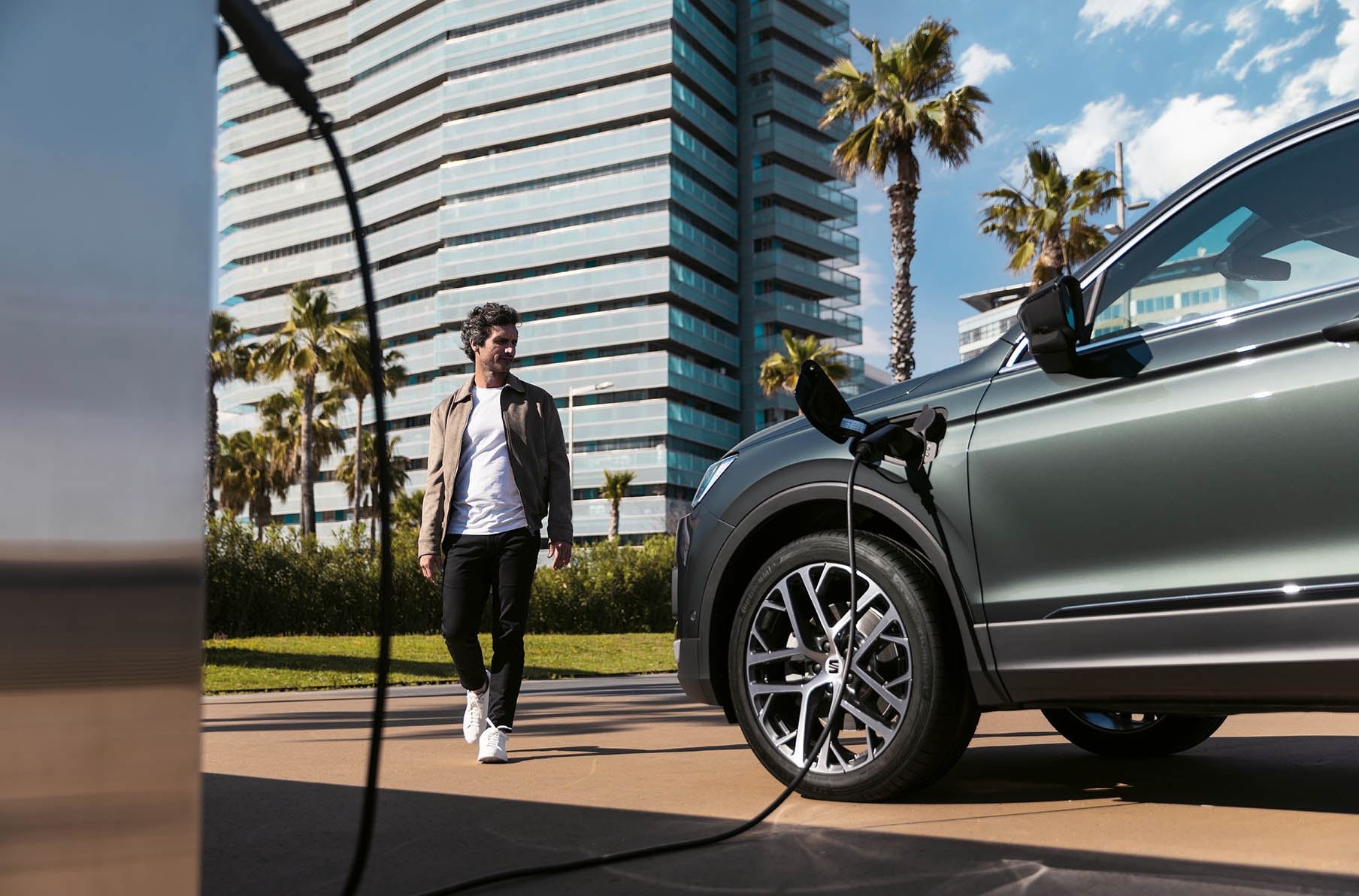 Man in front of the SEAT Tarraco Xperience Dark Camouflage colour with Supreme 20-inch wheels