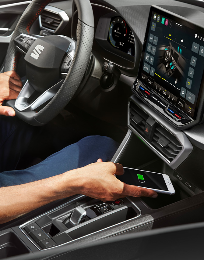 man charging his smartphone with the seat leon wireless charger