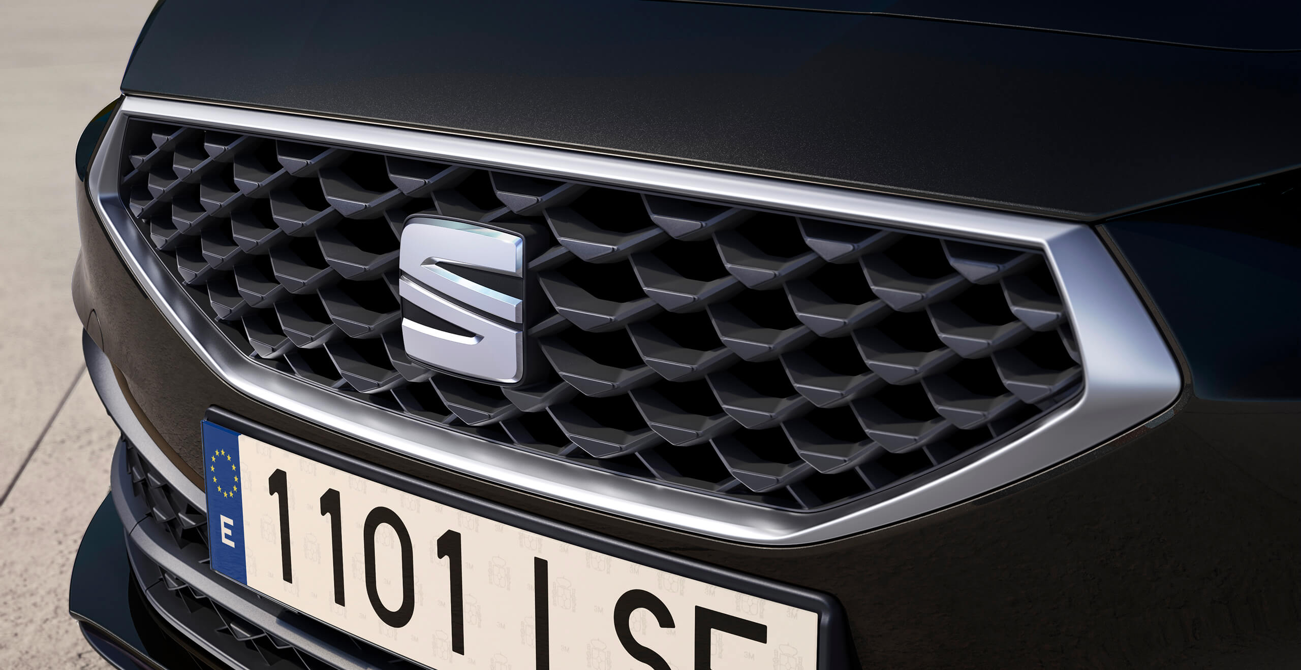 Close-up of SEAT Leon STYLE front grill in Midnight Black.