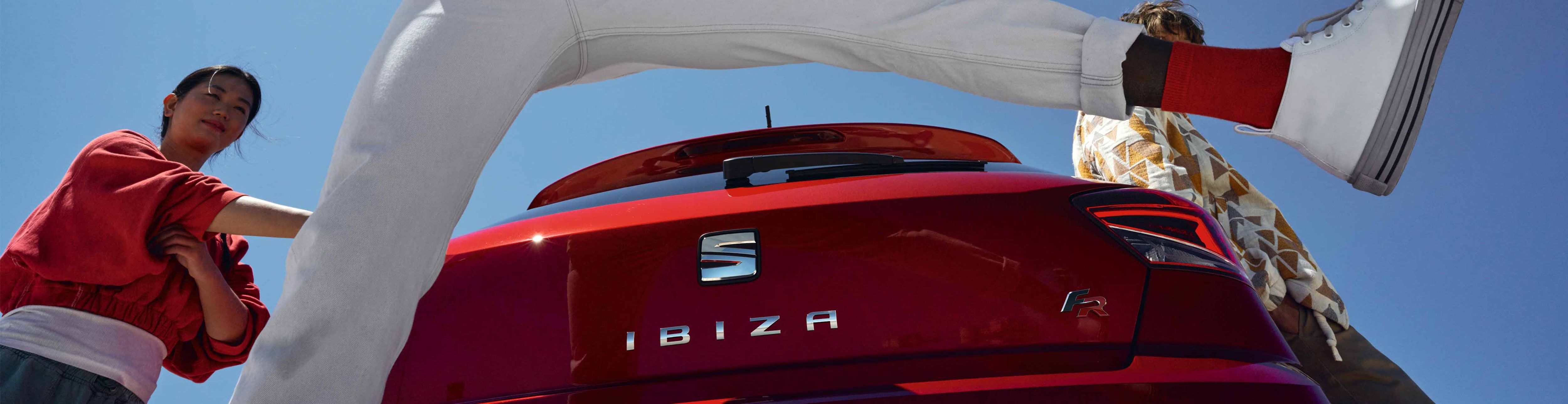 Couple talking in front of the SEAT Arona dark camouflage