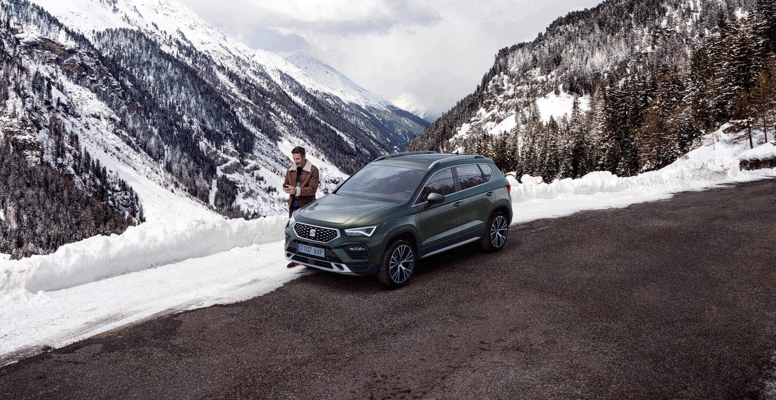 SEAT Ateca parked in a mountain setting, referencing emergency response and roadside assistance.
