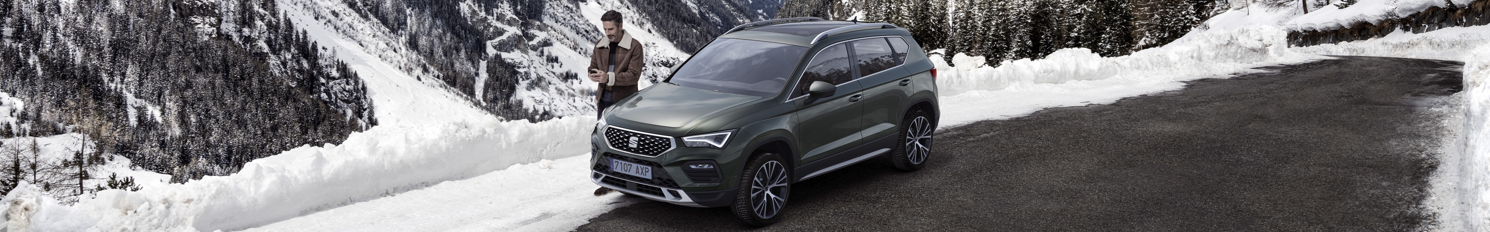 family-in-the-snow-with-seat-ateca