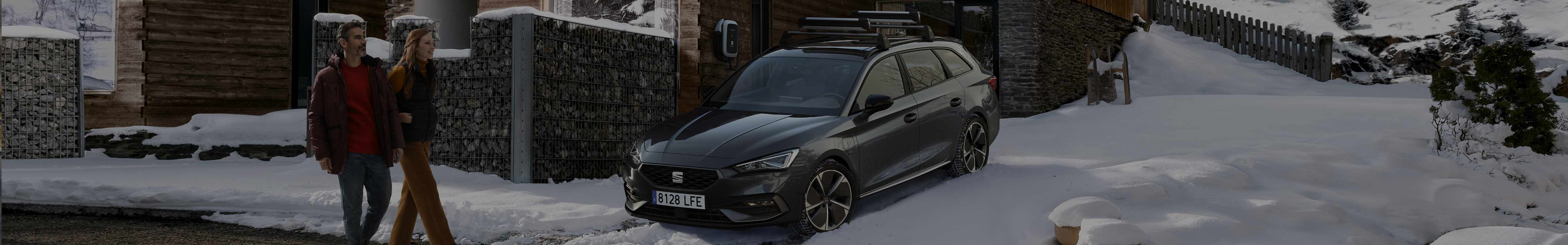 couple-in-the-snow-next-to-seat-leon-sp