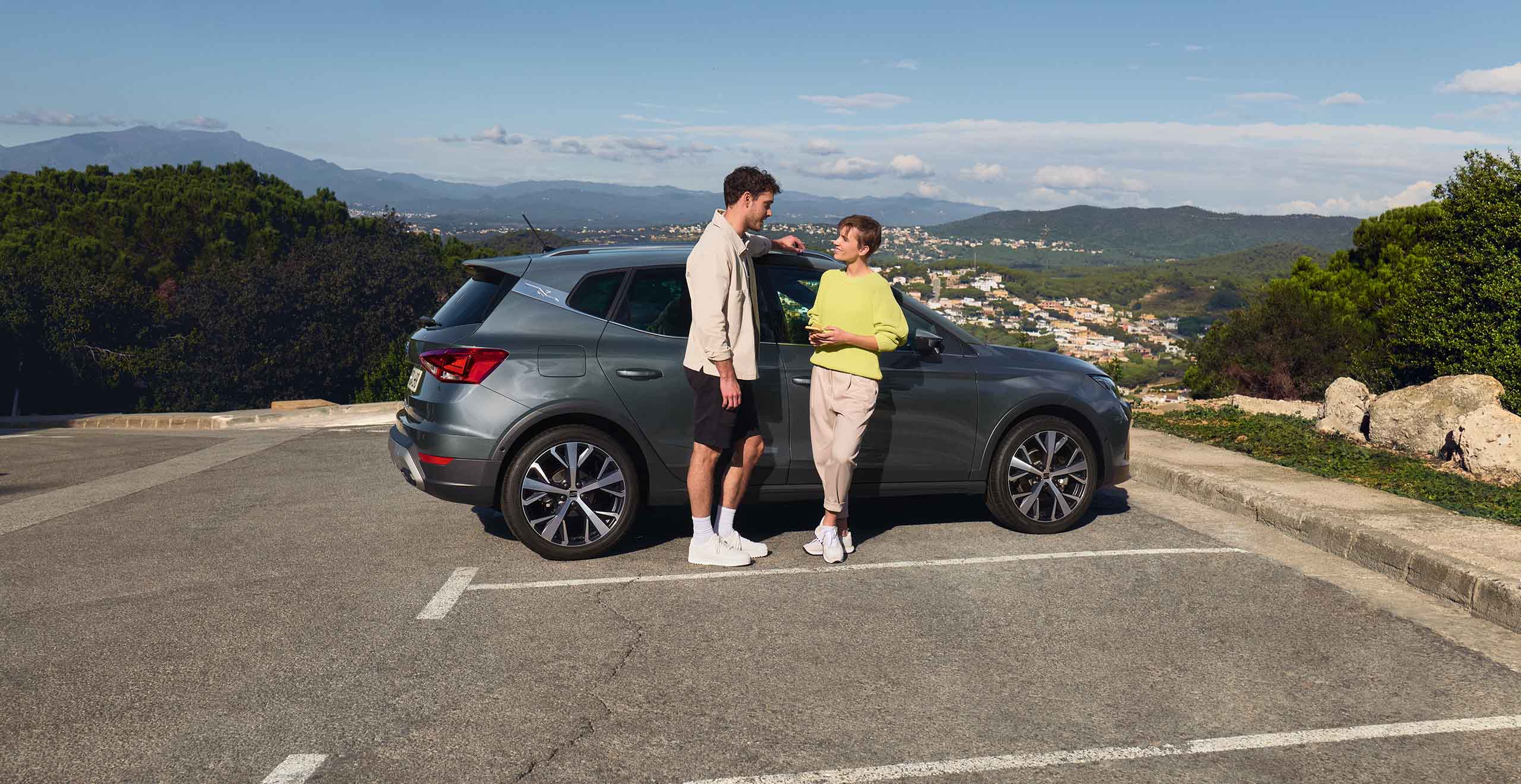 couple-talking-in-front-of-the-seat-arona