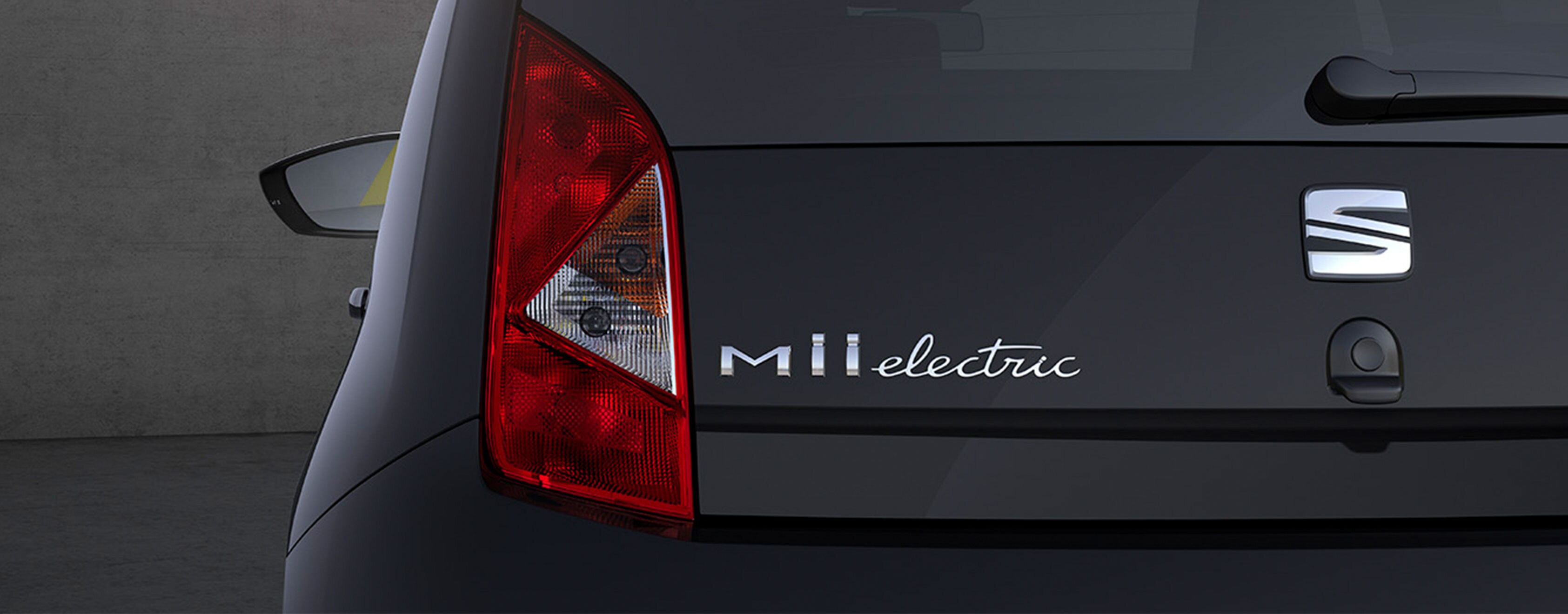 drive-leaning-on-seat-leon-e-hybrid