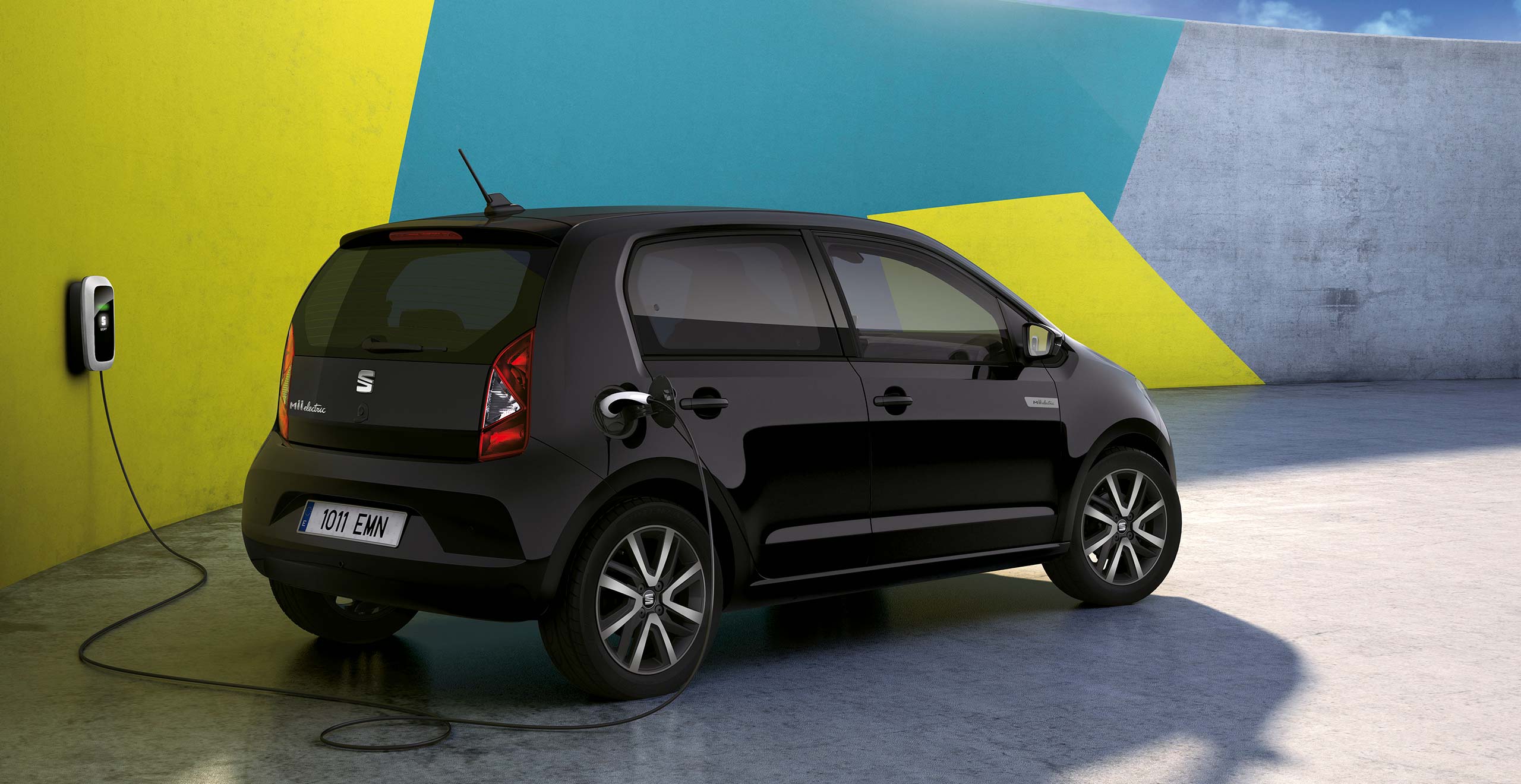 drive-leaning-on-seat-leon-e-hybrid