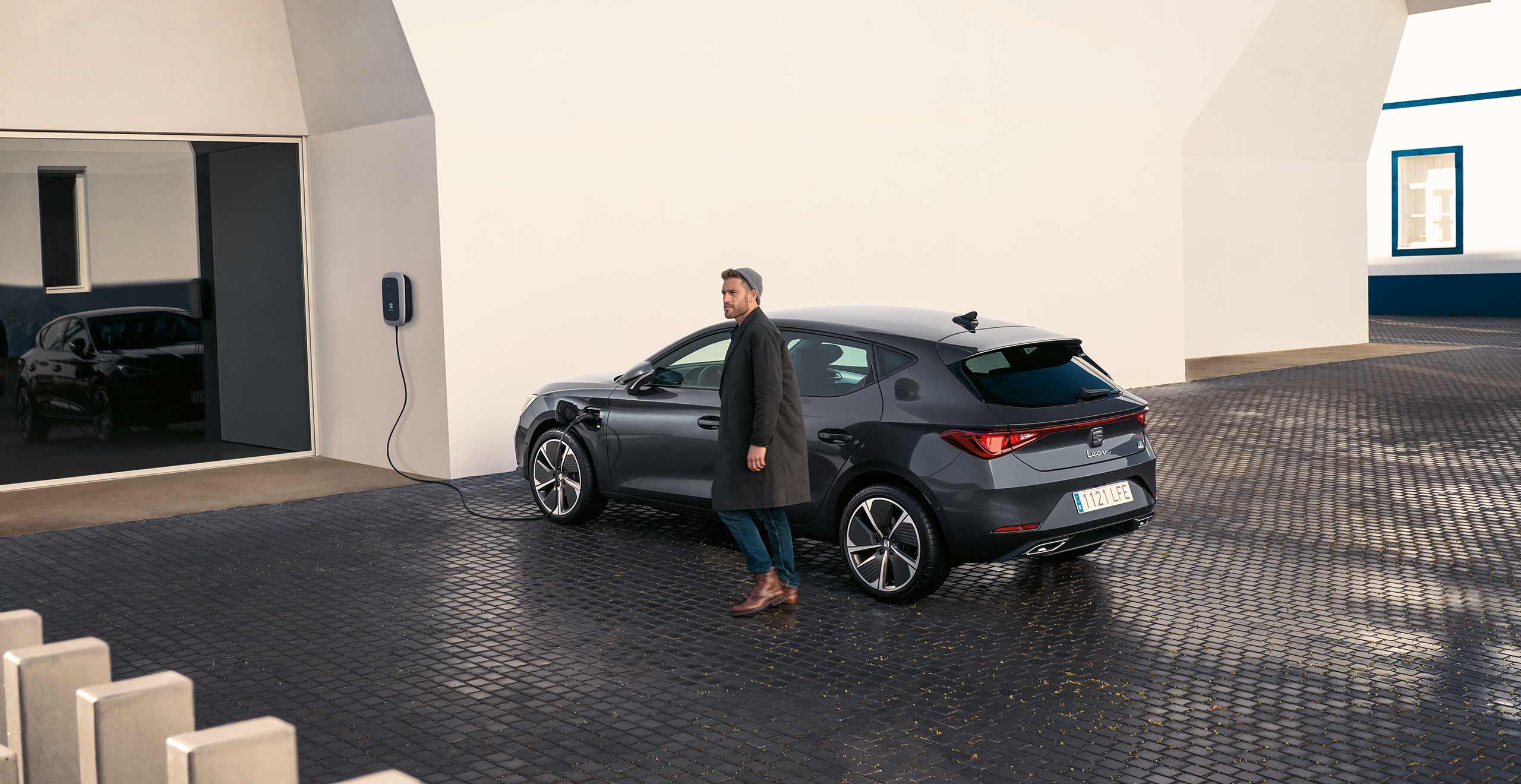 Man charging his SEAT LEON e-HYBRID