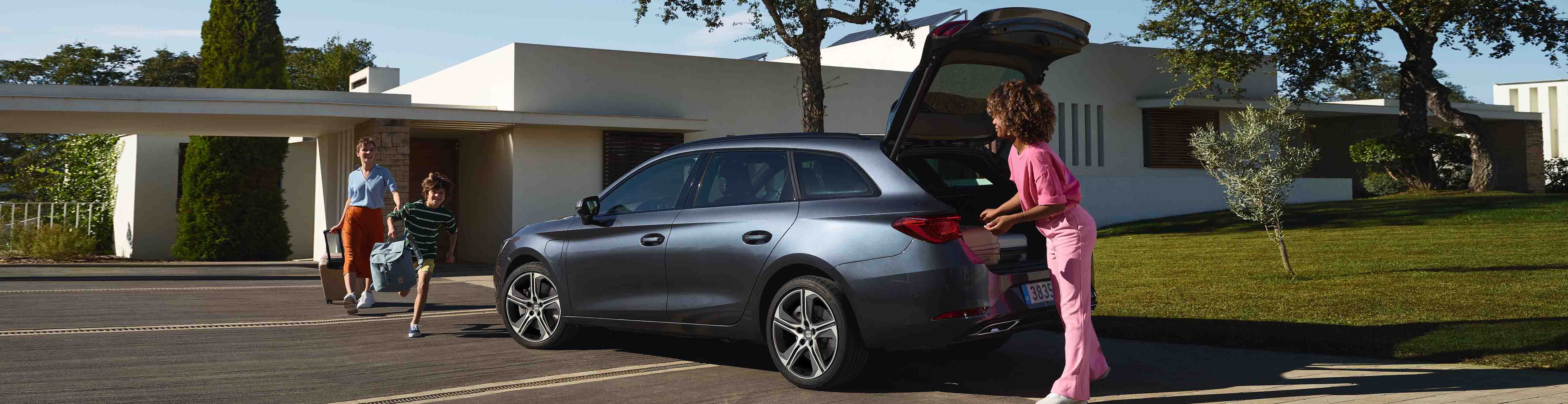 Two musicians walking away from the SEAT Leon 