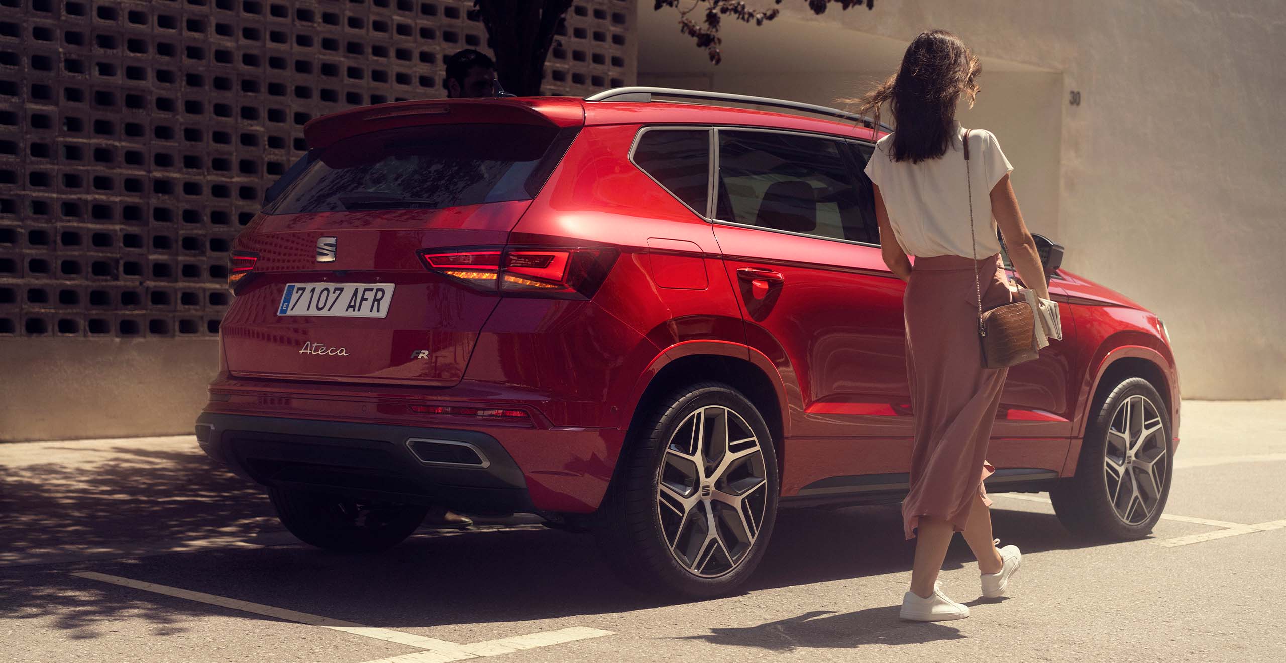 Woman walking next to a SEAT Ateca 