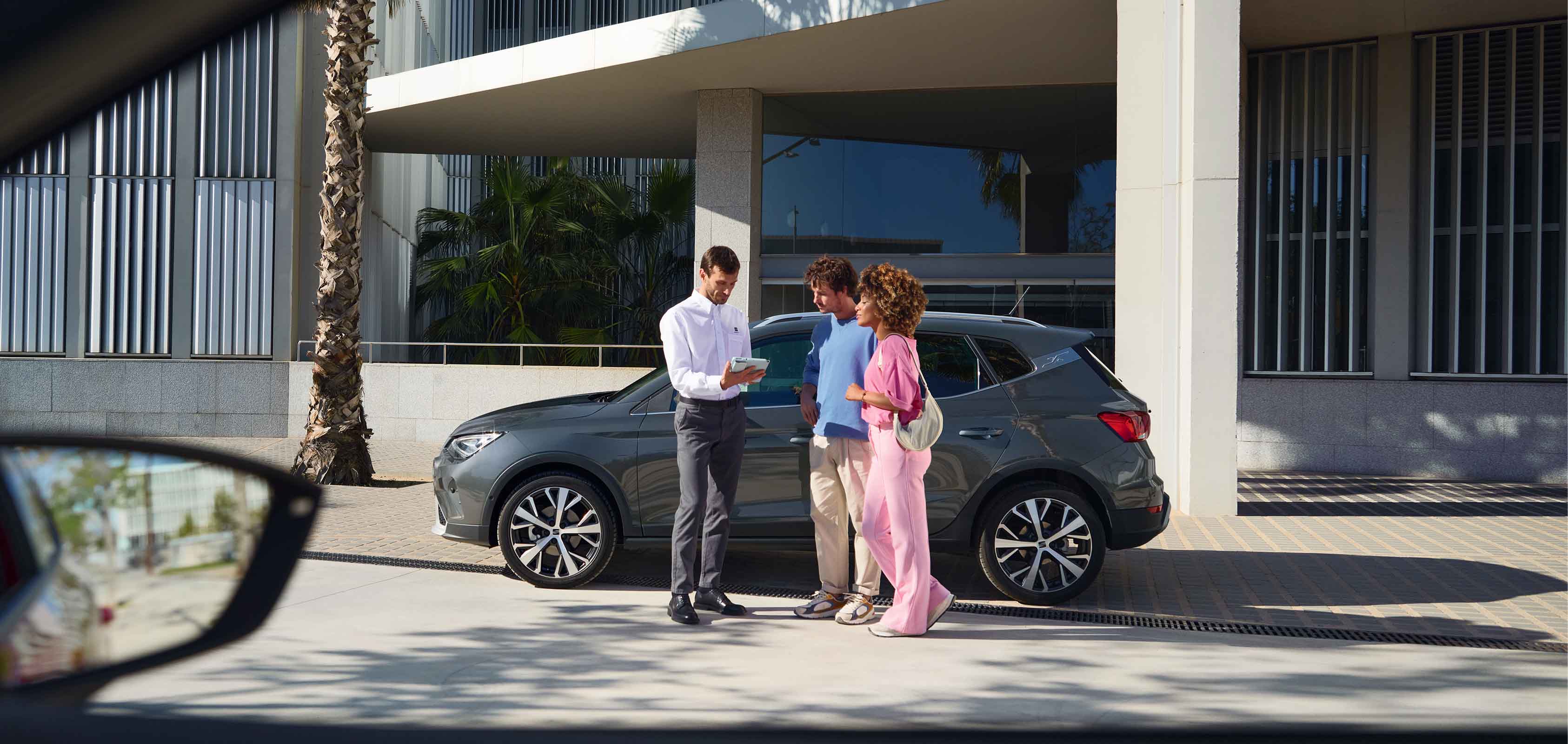 Family enjoying a picnic while a SEAT Leon is parked 