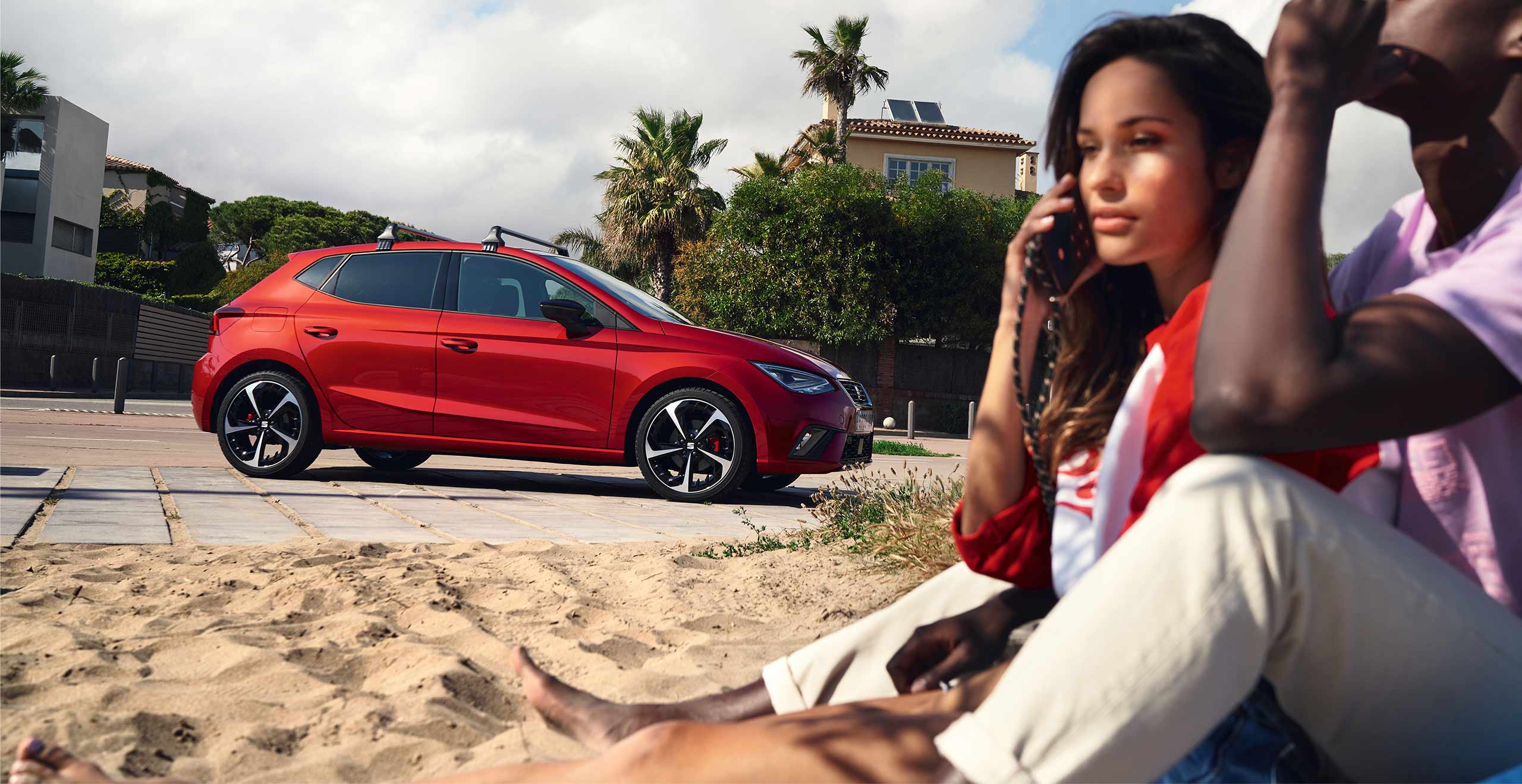 Man leaning on the SEAT Ateca velvet red colour.