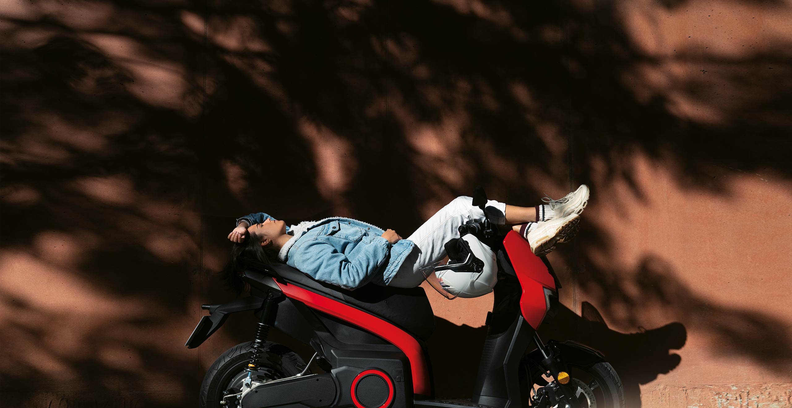 lateral-view-of-seat-mo-scooter-125-with-woman