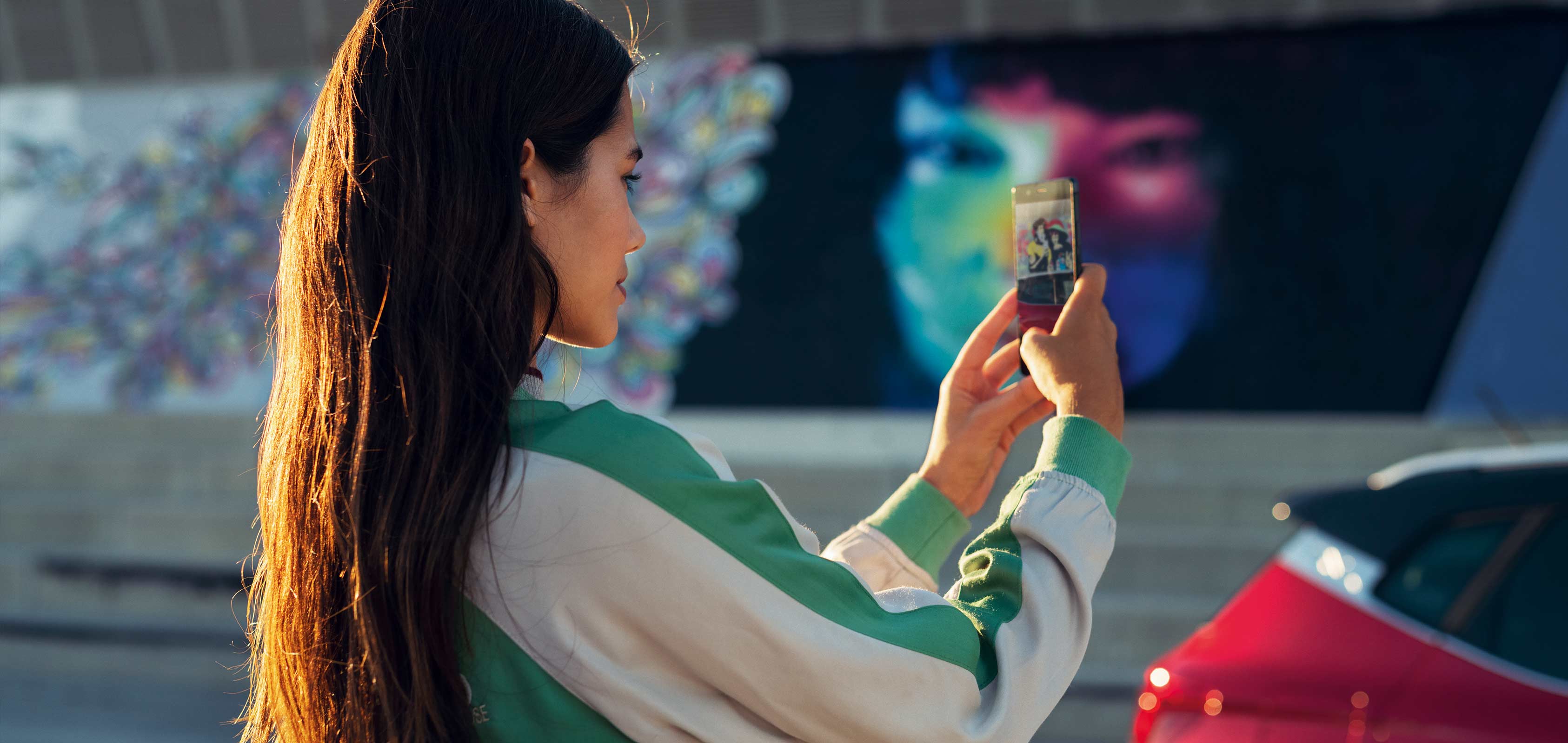 girl-with-seat-connect-app-mobile 