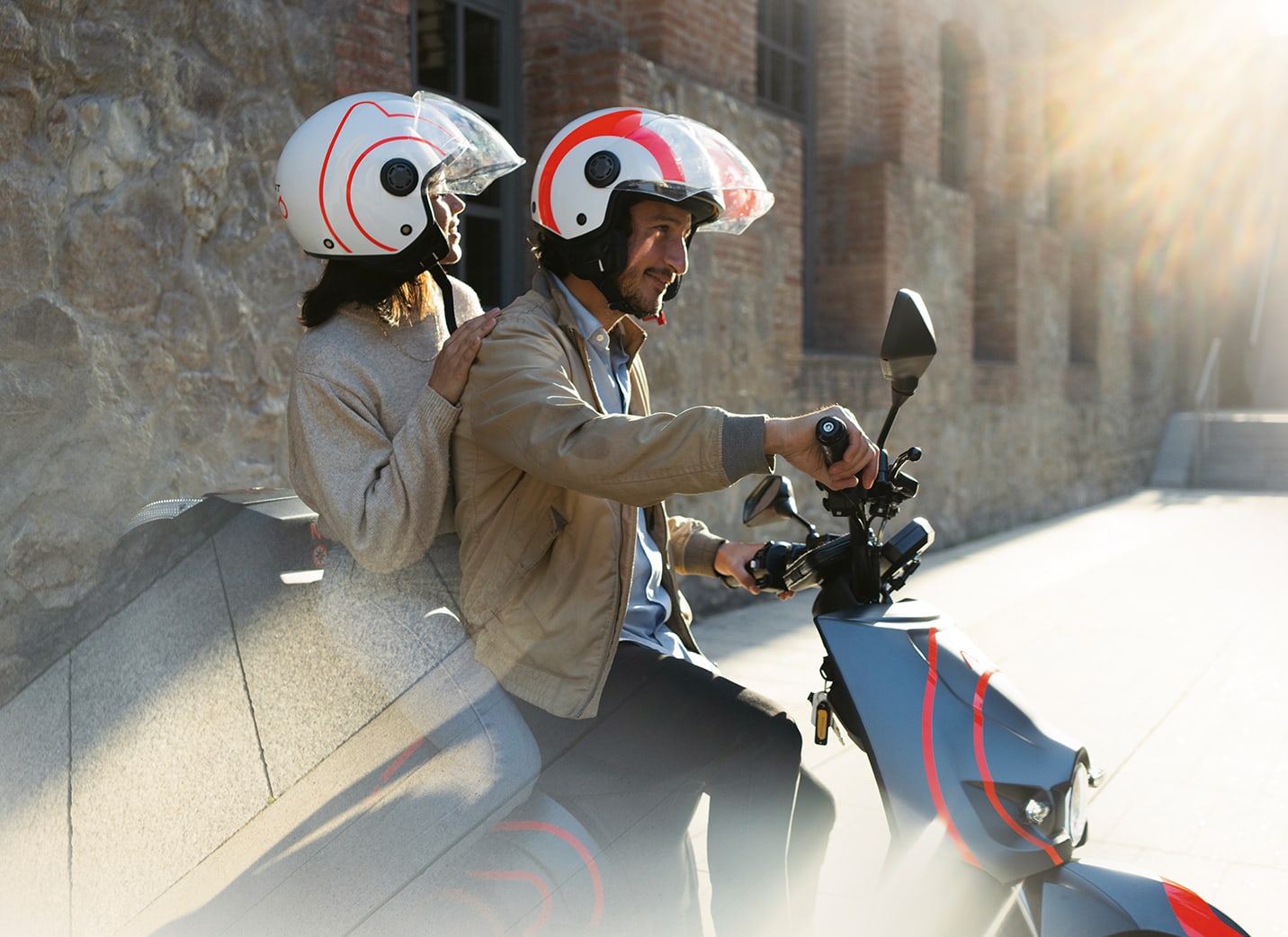 couple-with-seat-mo-helmets