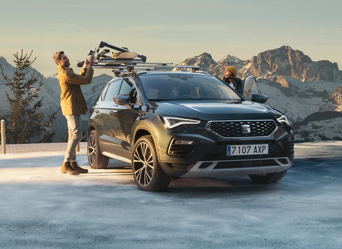 man-using-ski-rack-seat-ateca