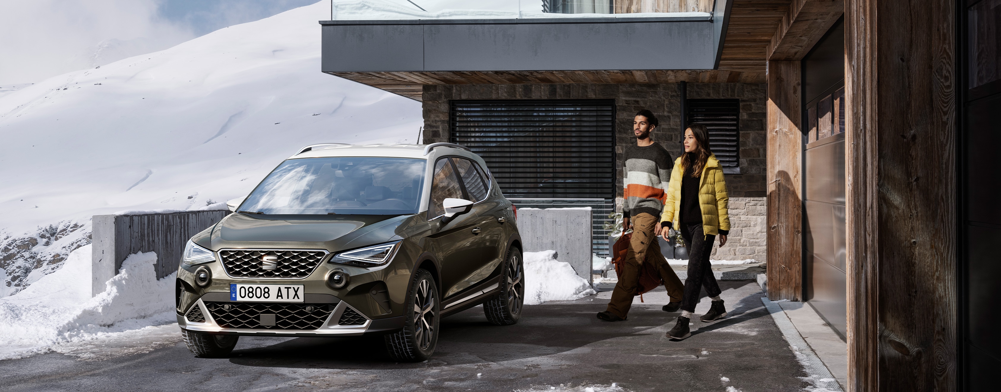 couple-geting-inside-seat-ateca