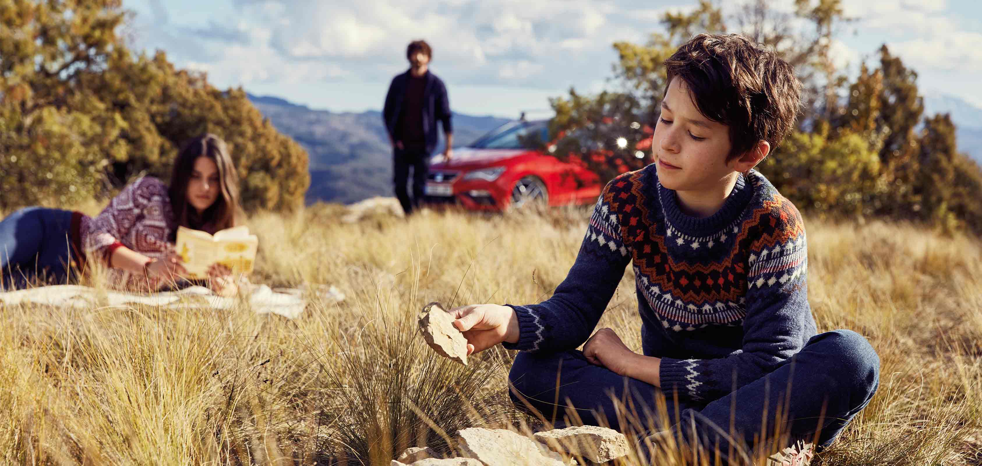 family-enjoying-a-picnic-with-a-seat-leon
