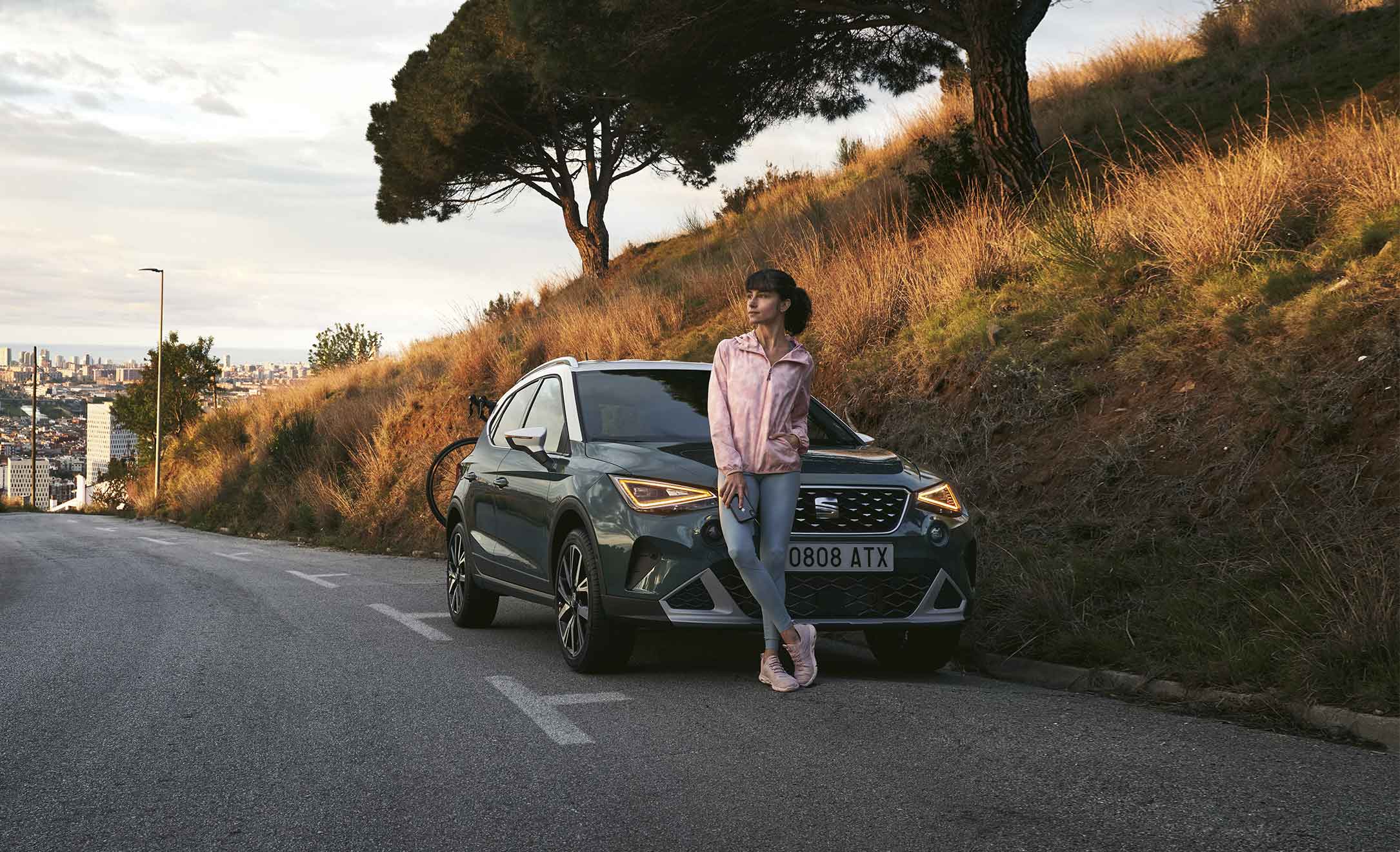 girl-with-seat-arona-in-the-street