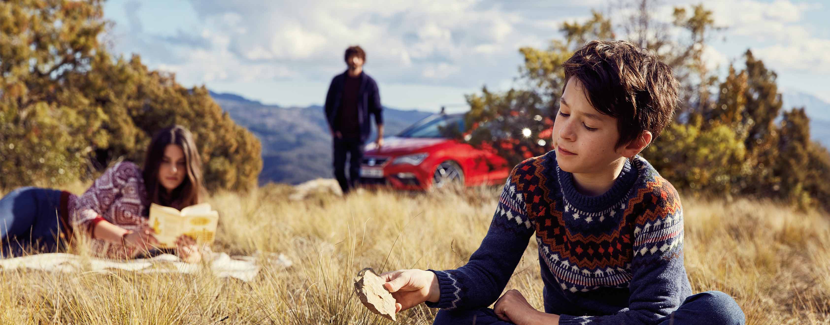family-enjoying-a-picnic-with-a-seat-leon