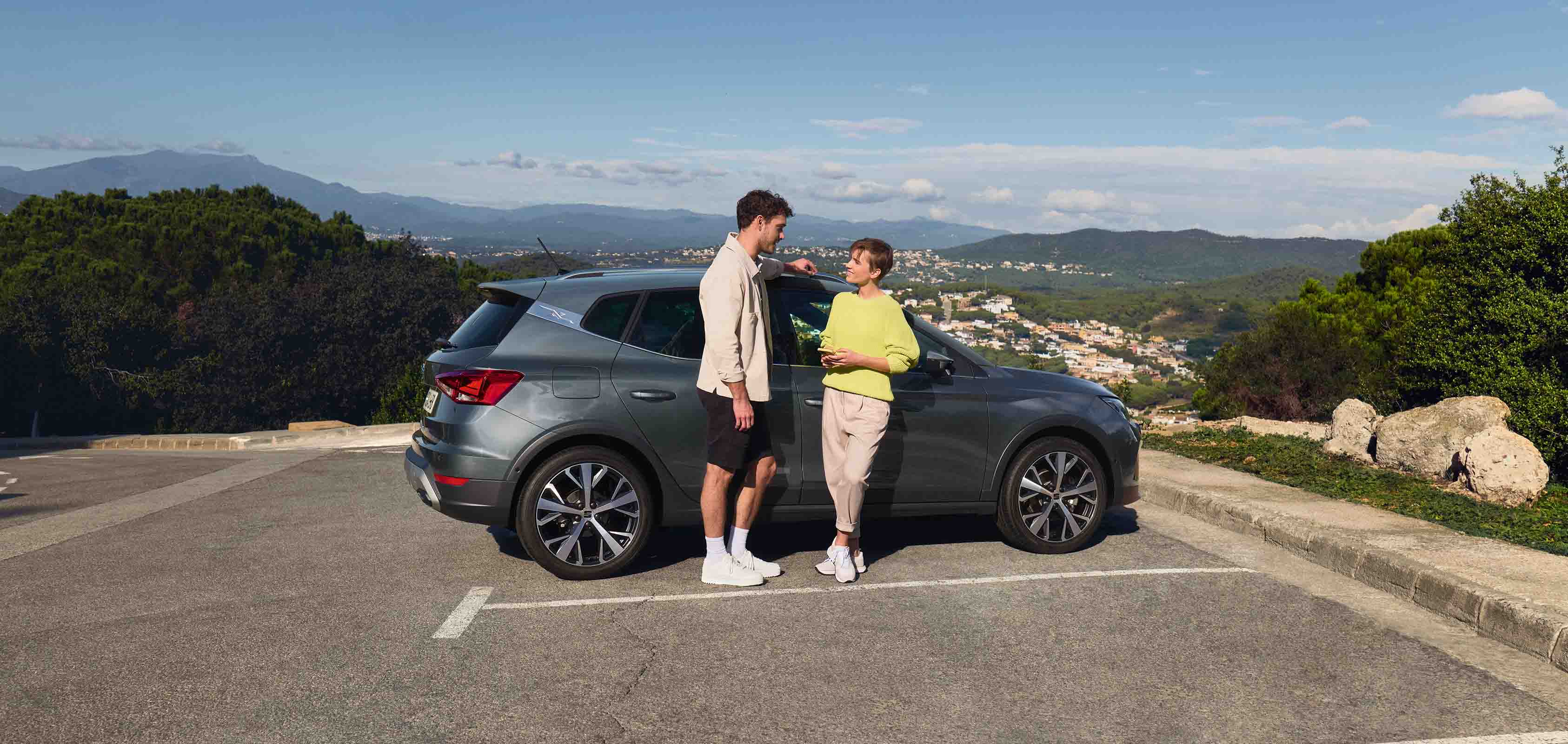 girl-with-seat-arona-in-the-street