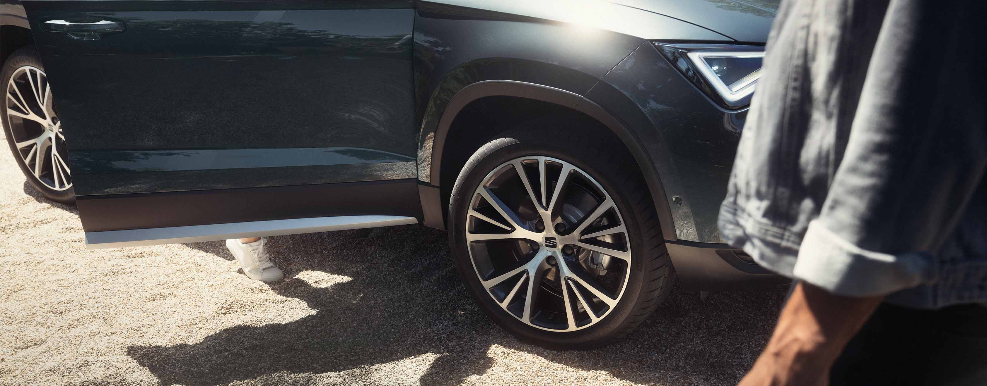 couple-geting-inside-seat-ateca