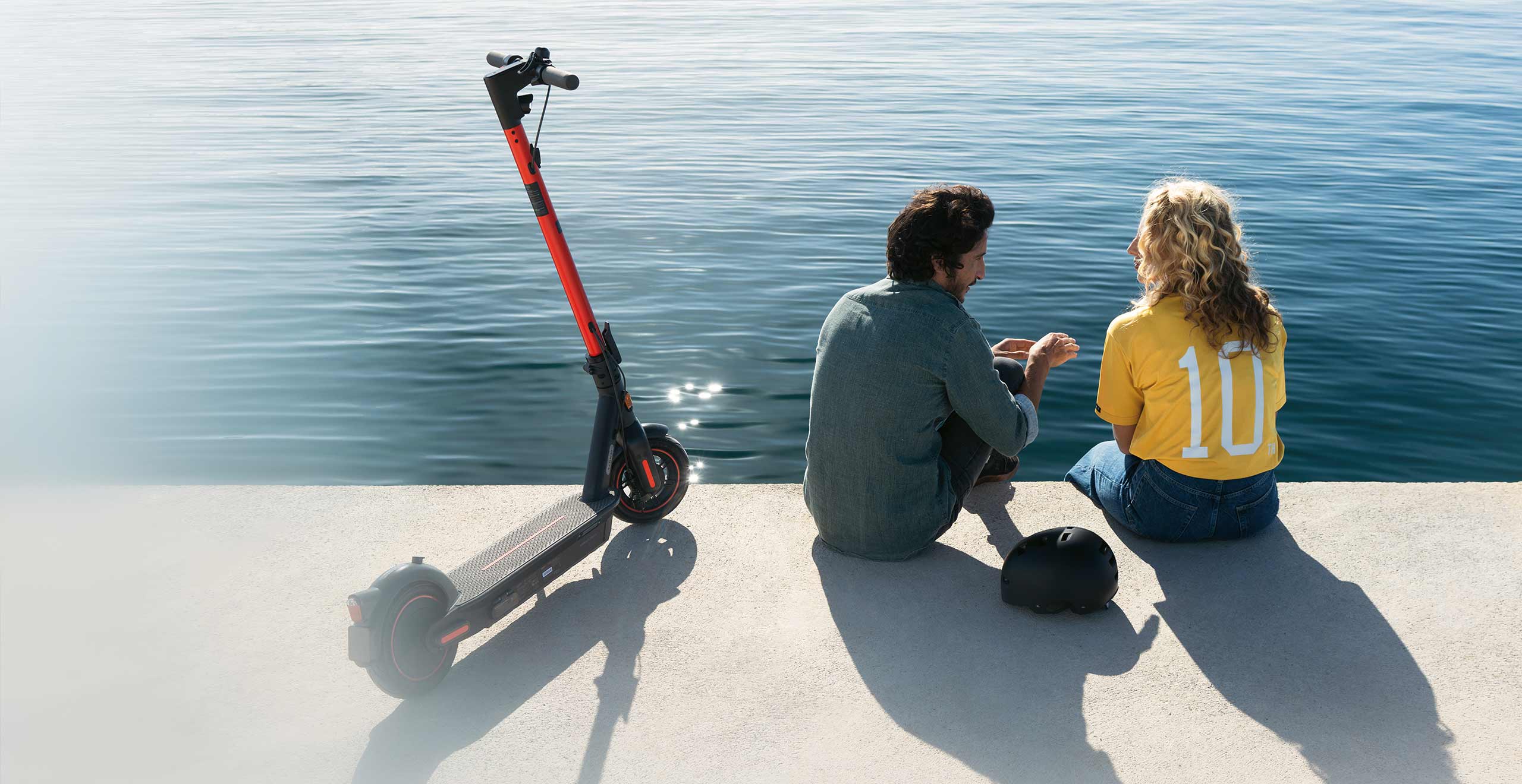 couple-in-front-of-the-sea-with-eckickscooter