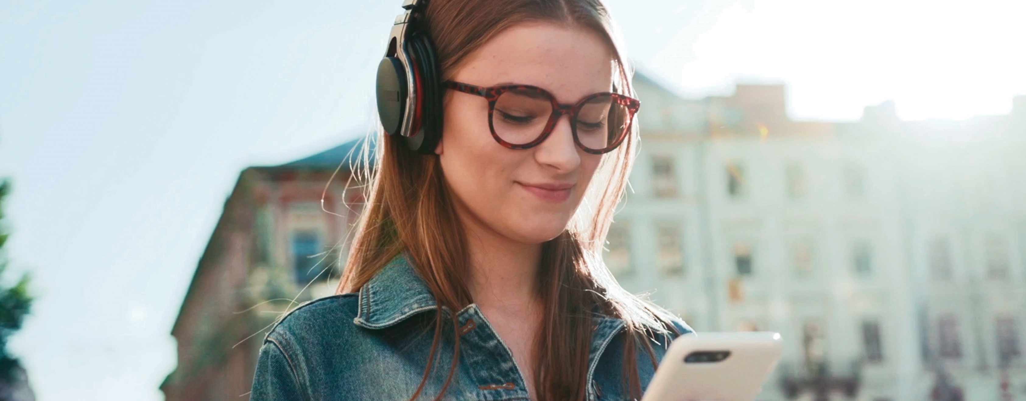 girl-with-phone