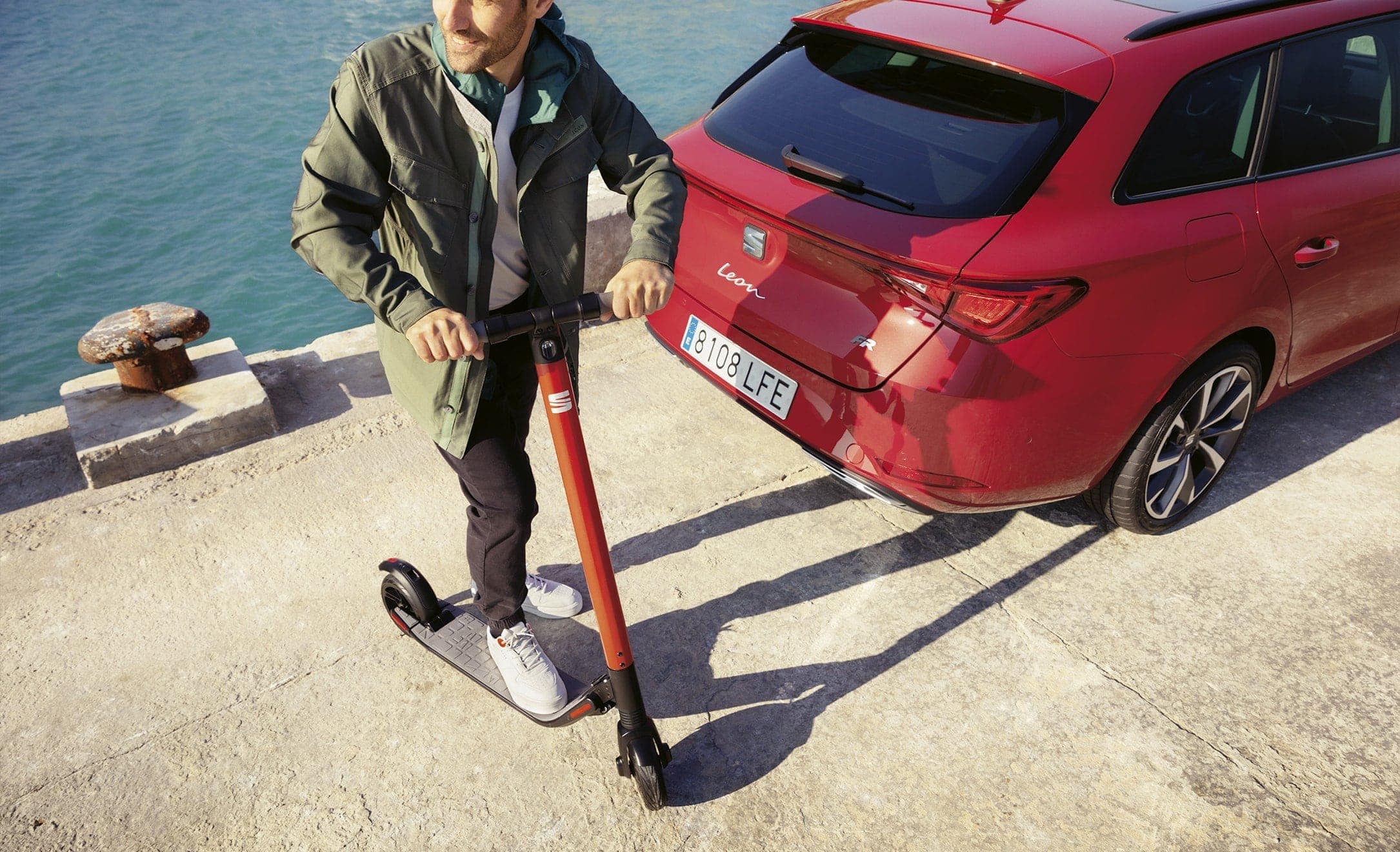 seat-exs-seat-mo-urban-mobility-solution-powered-by-Segway-Man-walking-next-to-seat-leon-sportstourer