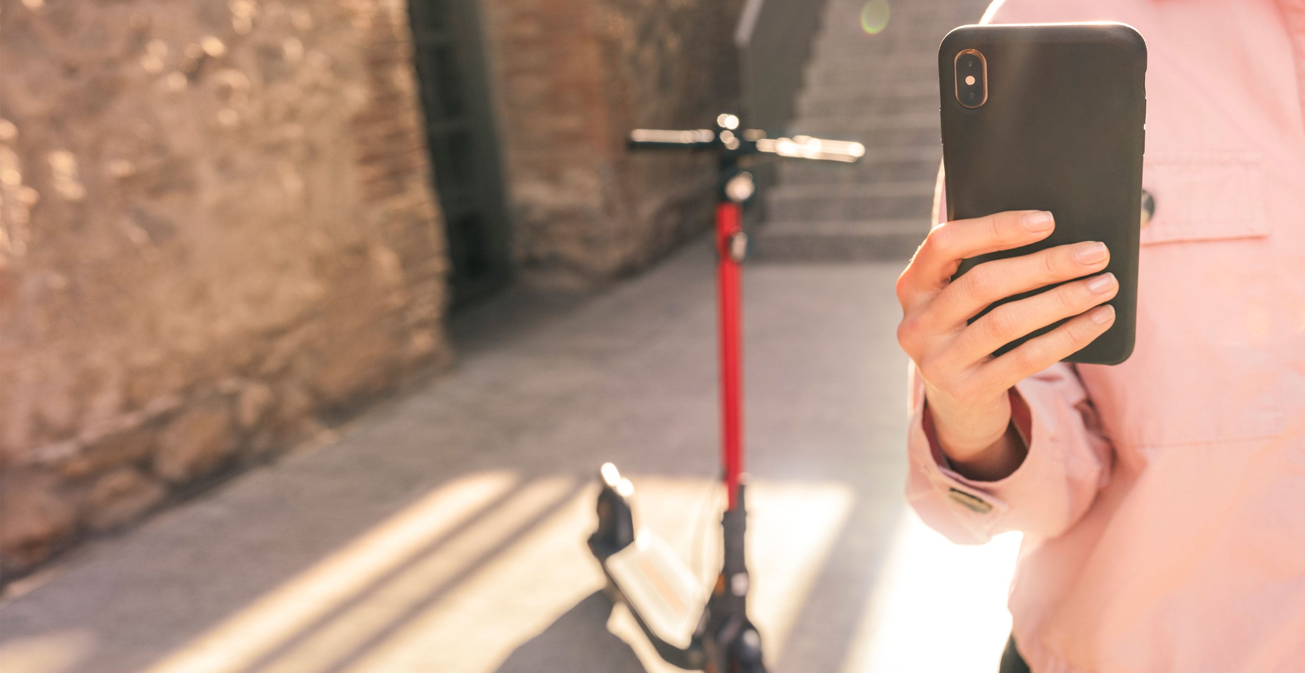 Woman connected to SEAT MÓ 65 via smartphone 