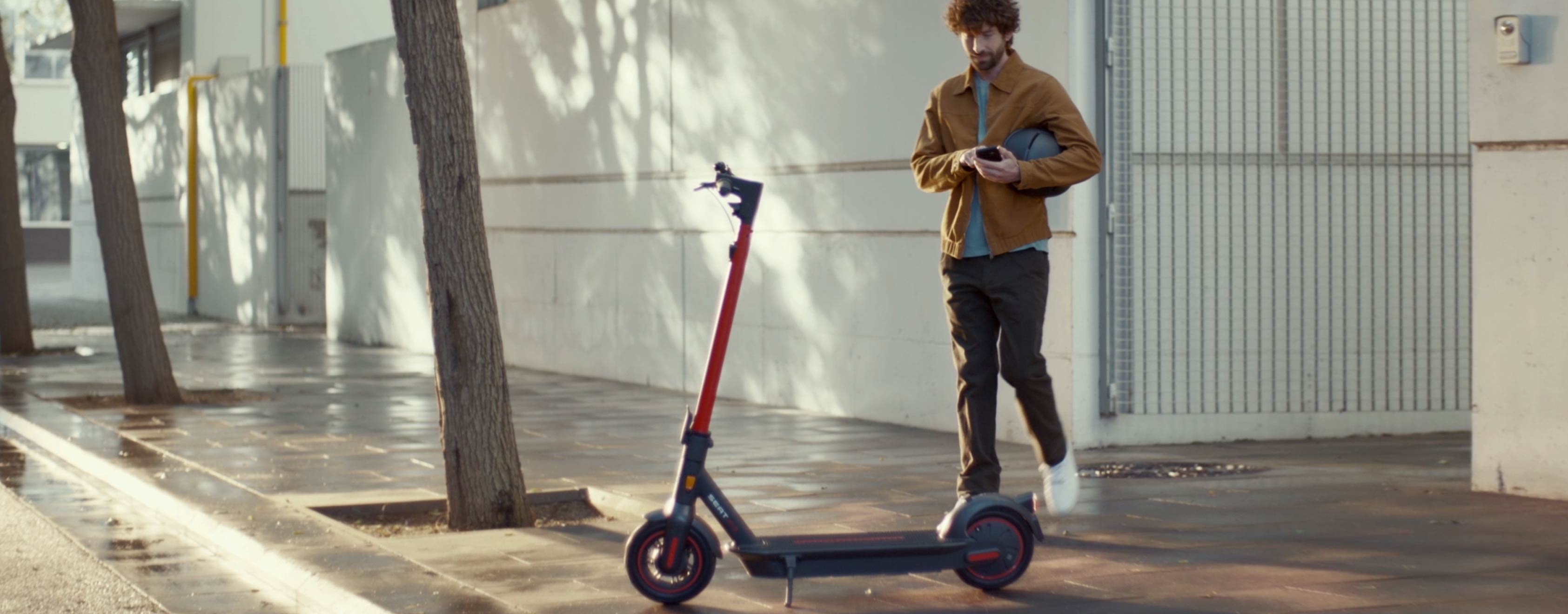 Man connected to SEAT MÓ 65 a share electric scooter